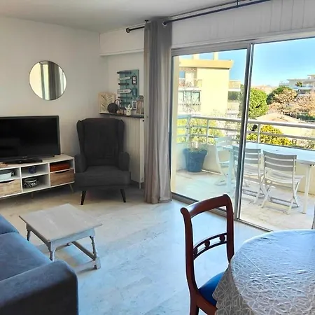 Charming T2 With Balcony Near The Port Of * Fréjus