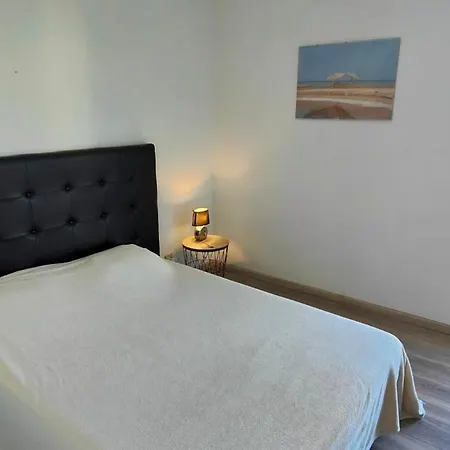 Charming T2 With Balcony Near The Port Of דירה Fréjus